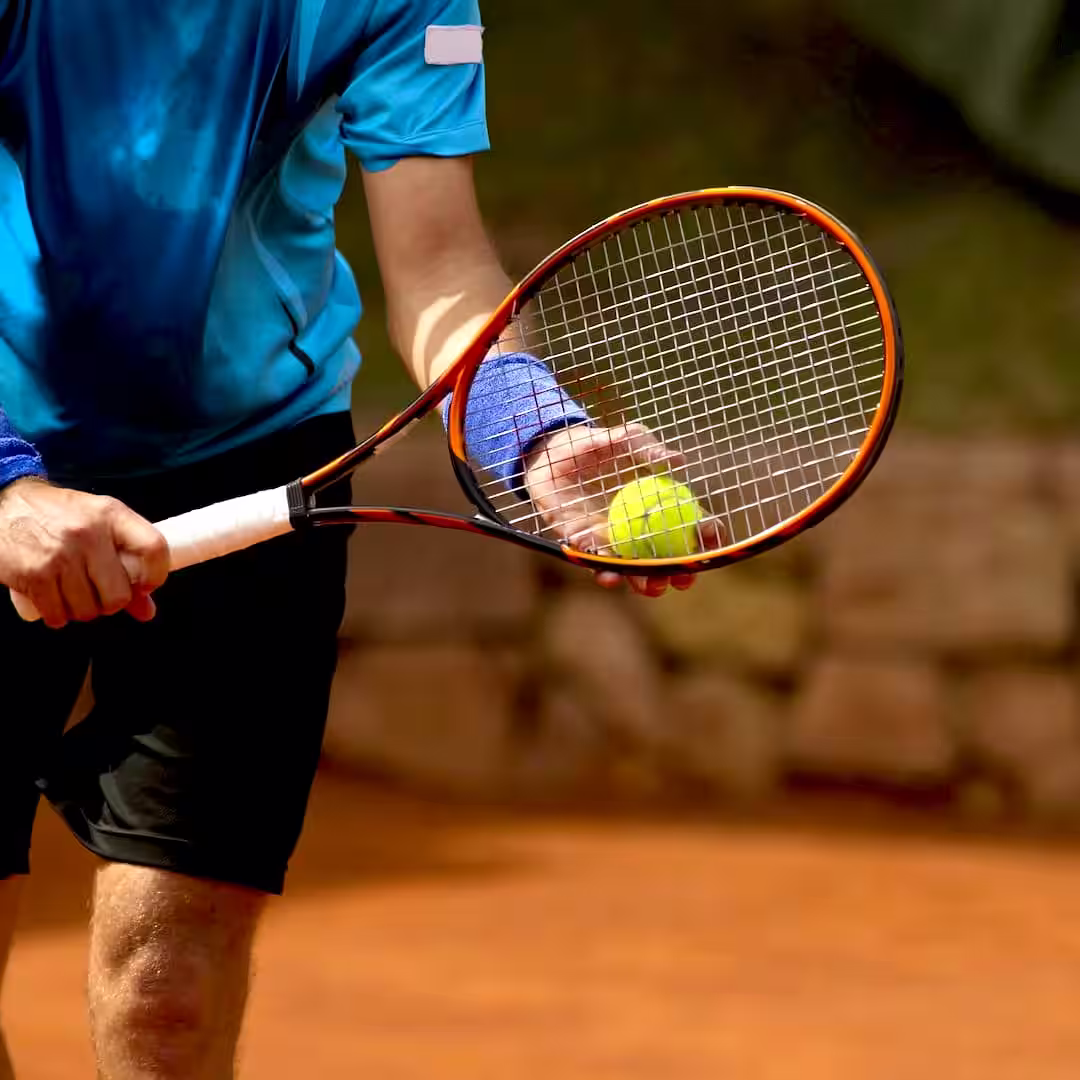 Egy sportedző tenisz edzés közben Szerencsen