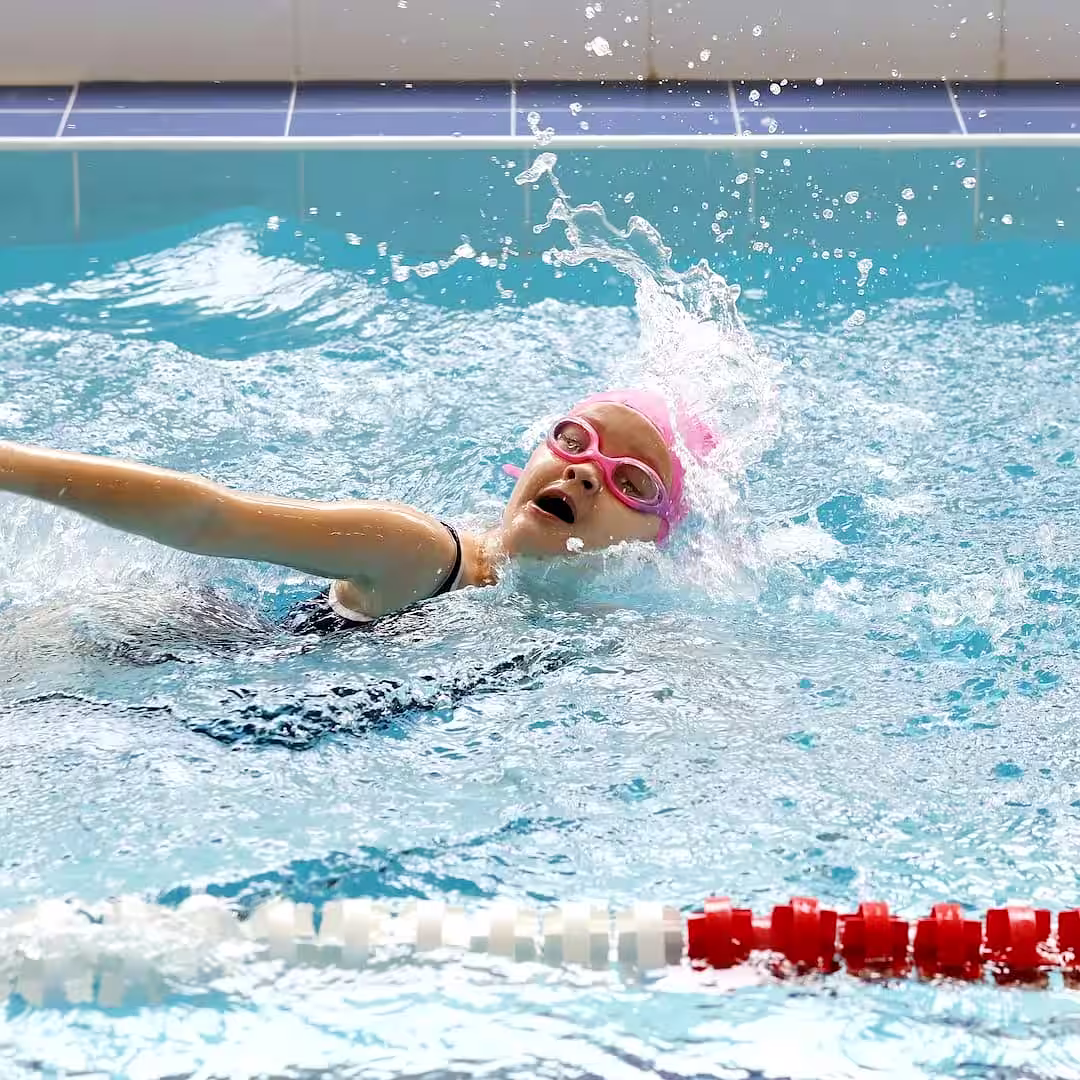 Egy sportedző úszás edzés közben Szigetszentmiklósen